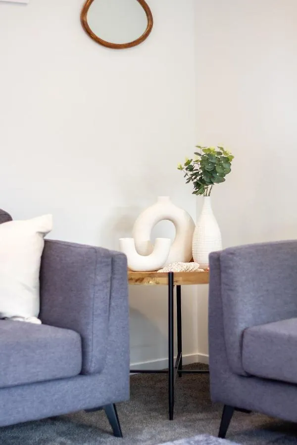 Sunsoaked & Stylish 3 Bed, 1.5 Bath Home W Garage Christchurch