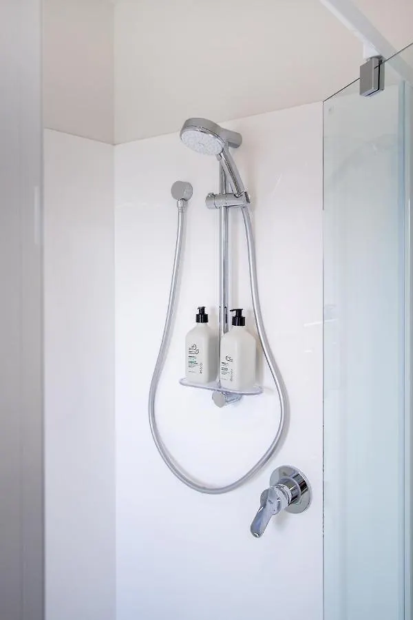 Sunsoaked & Stylish 3 Bed, 1.5 Bath Home W Garage Christchurch Lejlighed