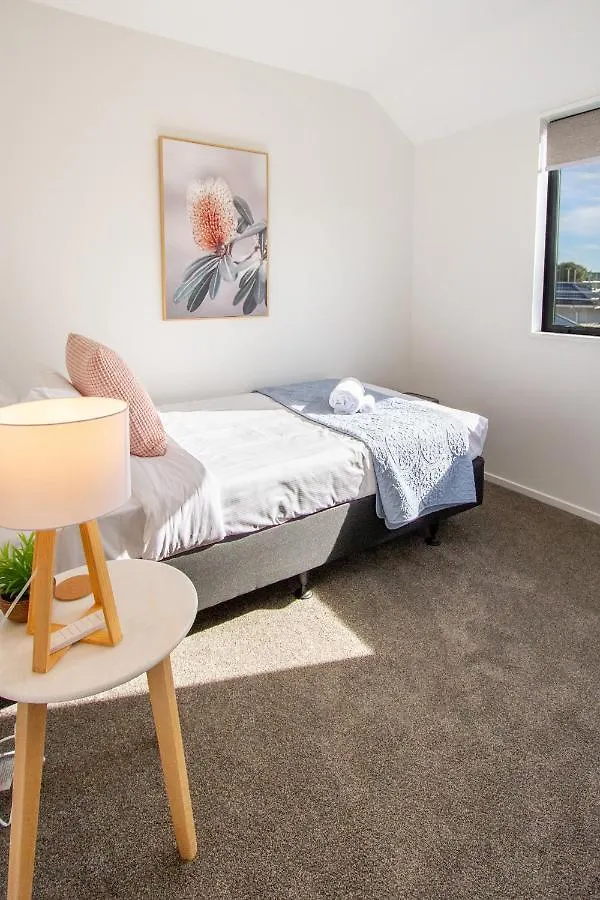 Sunsoaked & Stylish 3 Bed, 1.5 Bath Home W Garage Christchurch 0*,