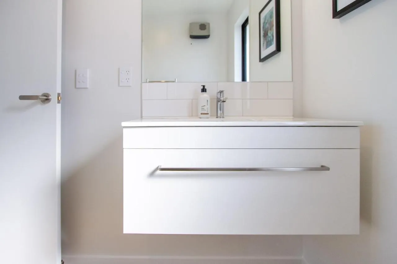 Sunsoaked & Stylish 3 Bed, 1.5 Bath Home W Garage Christchurch New Zealand
