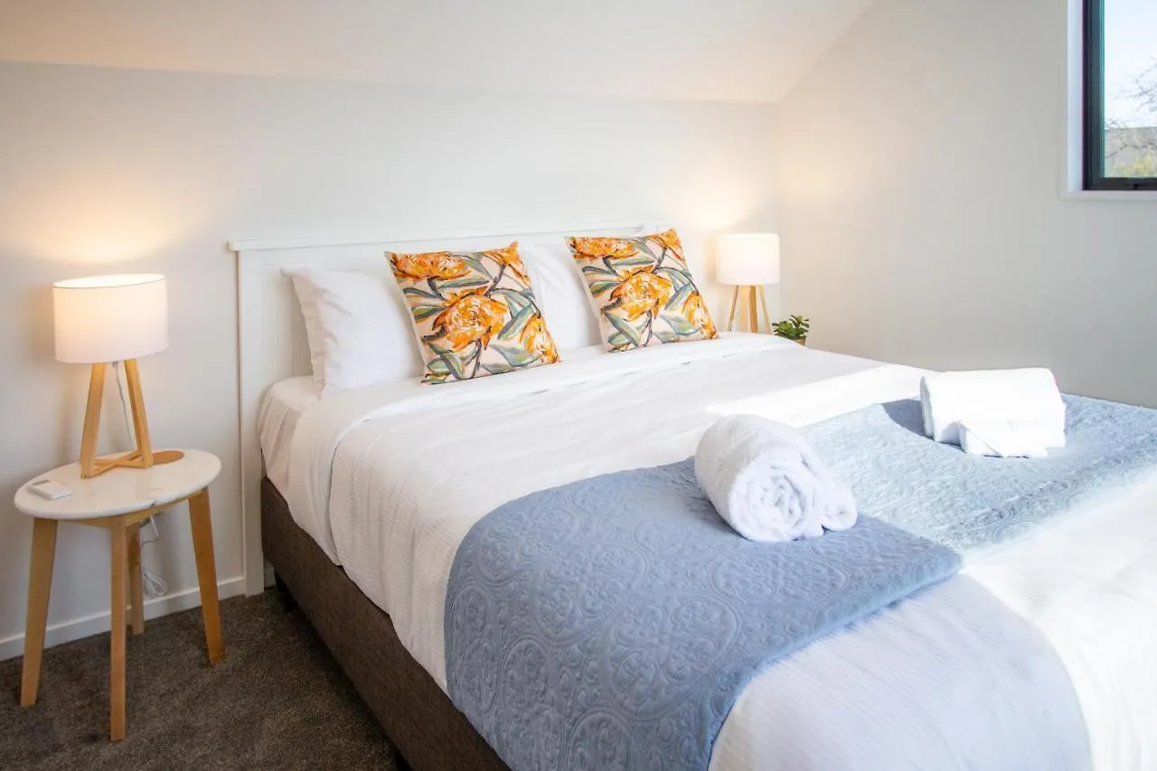 Sunsoaked & Stylish 3 Bed, 1.5 Bath Home W Garage Christchurch Apartment