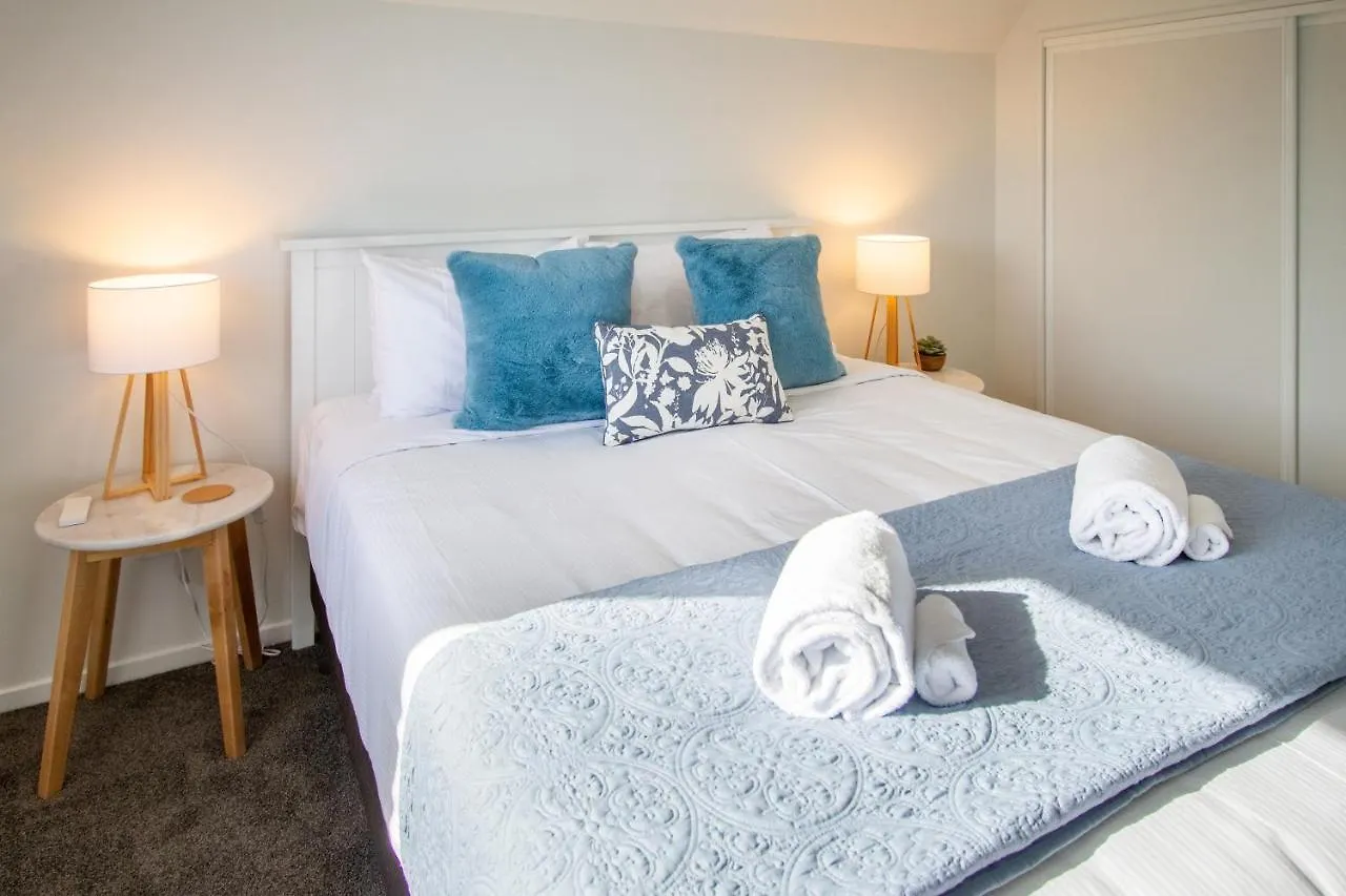 Sunsoaked & Stylish 3 Bed, 1.5 Bath Home W Garage Christchurch