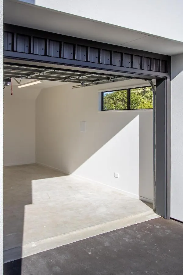 Sunsoaked & Stylish 3 Bed, 1.5 Bath Home W Garage Christchurch Apartment