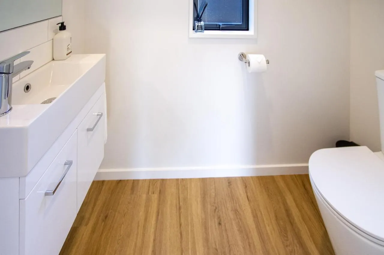 Sunsoaked & Stylish 3 Bed, 1.5 Bath Home W Garage Christchurch Apartment