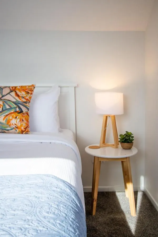 Sunsoaked & Stylish 3 Bed, 1.5 Bath Home W Garage Christchurch Apartment