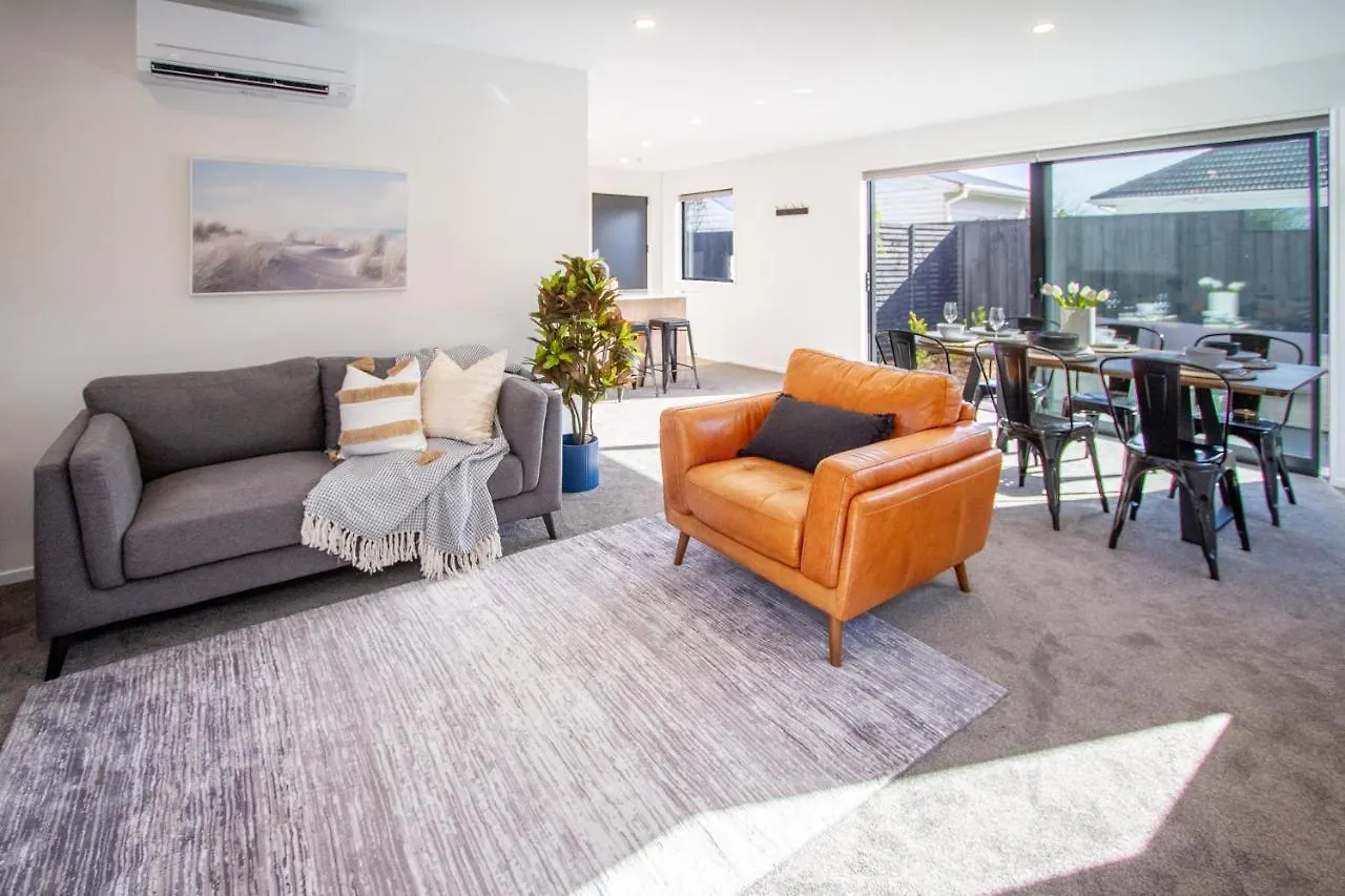 Sunsoaked & Stylish 3 Bed, 1.5 Bath Home W Garage Christchurch